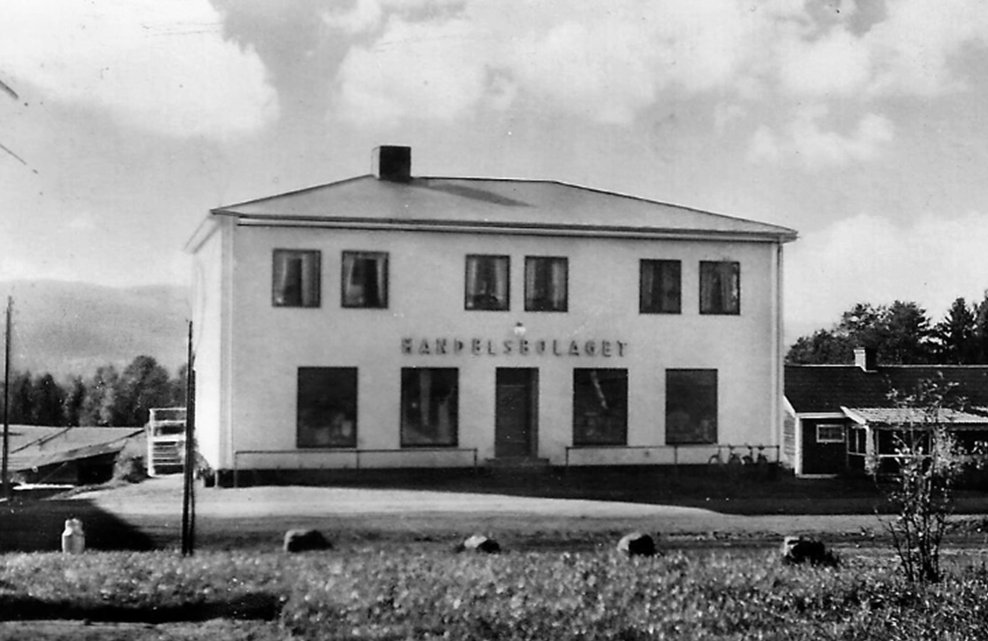 1938. Bispgårdens Handels Aktiebolag flyttar in i ny fastighet